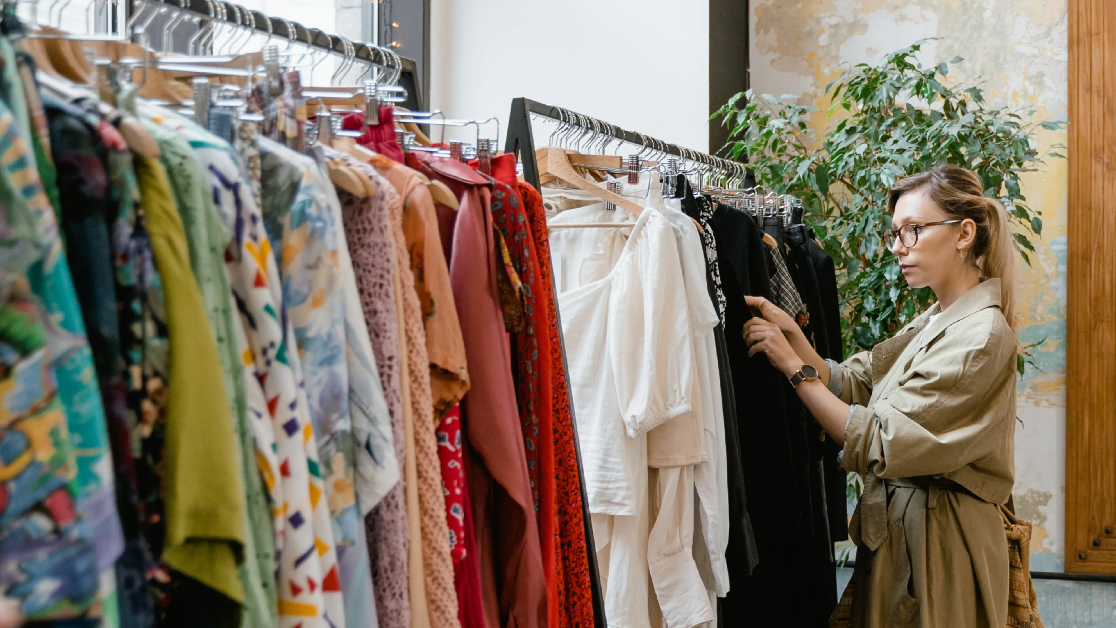 blog illusztrációs kép - boltban ruhákat válogató nő